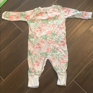 Burts Bees ruffle butt sleeper 6-9 mo